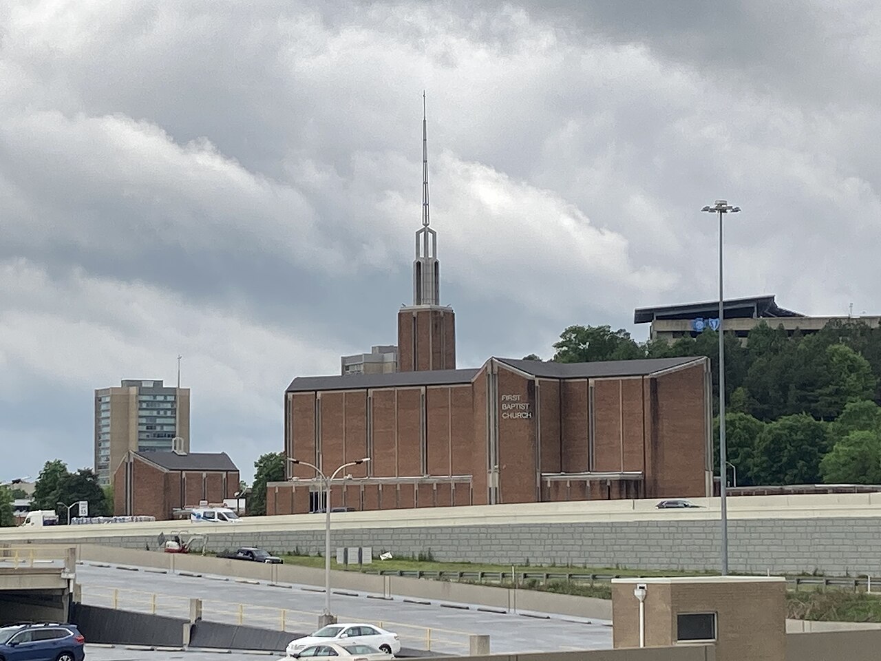 The First Baptist Church of Chattanooga, Tennessee, on its hill above the highway.
