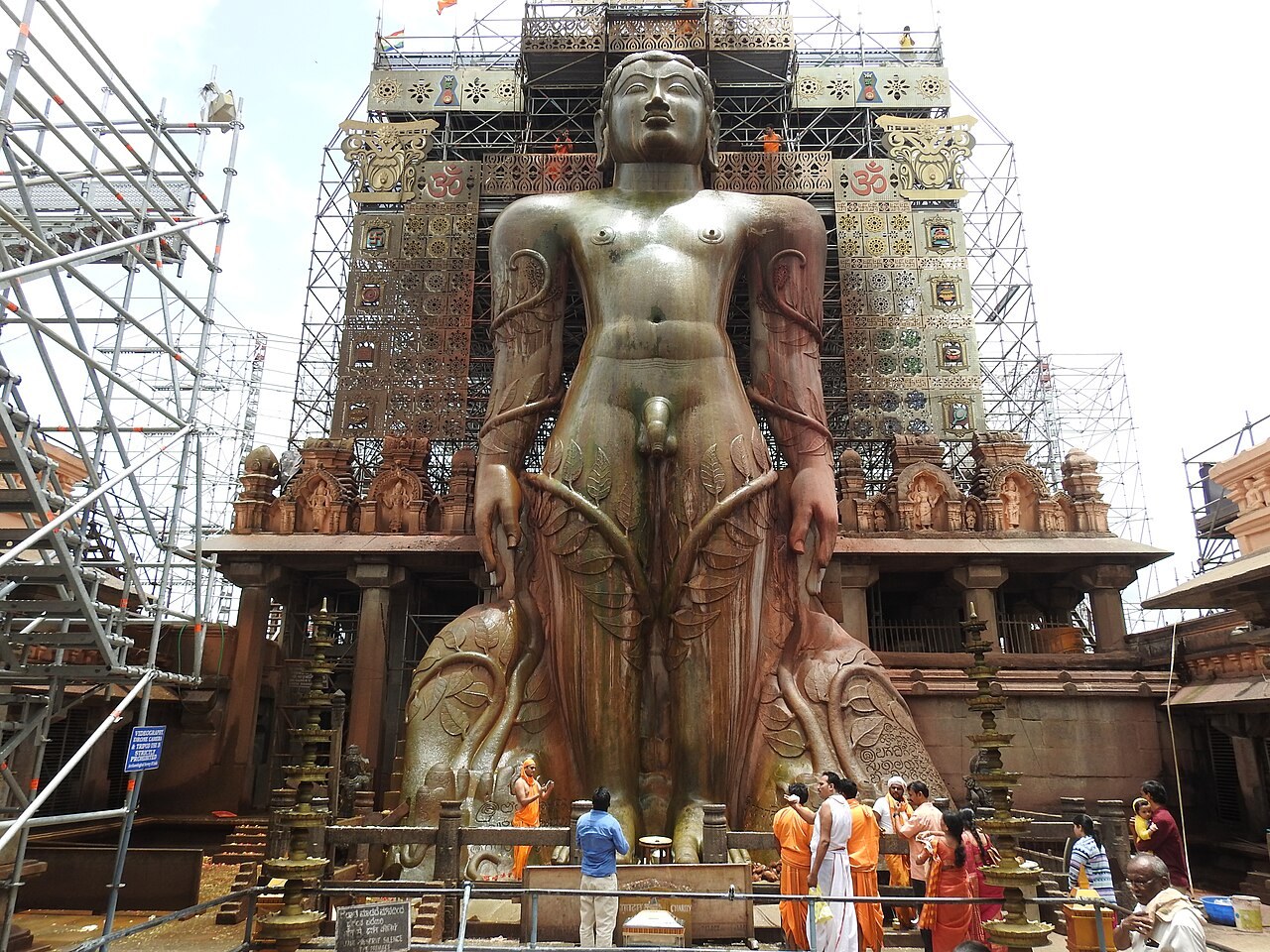 The colossal statue of Bahubali, called Gommateshwara, at Shravanabelagola towers over scaffolding and visitors.