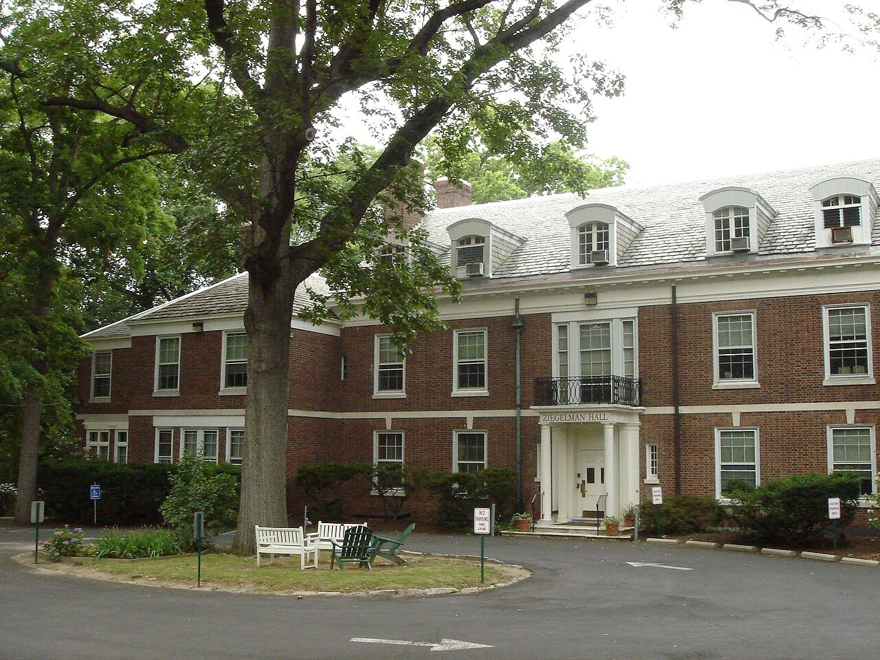 A red-brick colonial-style building behind a tree and circular drive houses the Reconstructionist Rabbinical College in Wyncote, Pennsylvania.