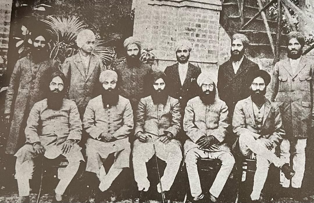 A black-and-white group portrait of turbaned members of the Shiromani Gurdwara Parbandhak Committee, taken in the 1920s.