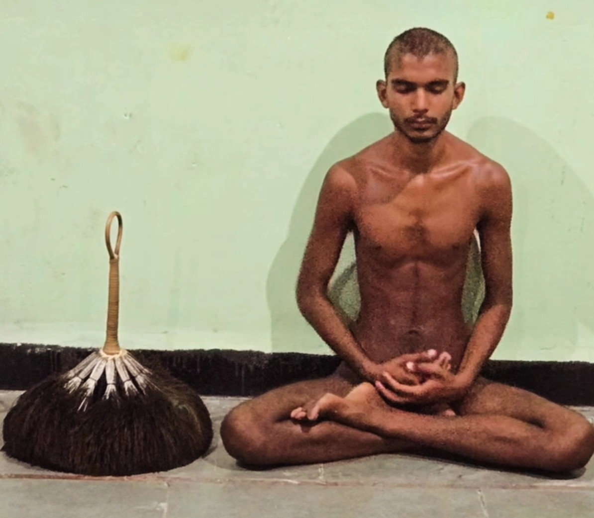 A Digambara Jain monk seated in sāmāyik meditation, his peacock-feather whisk beside him.