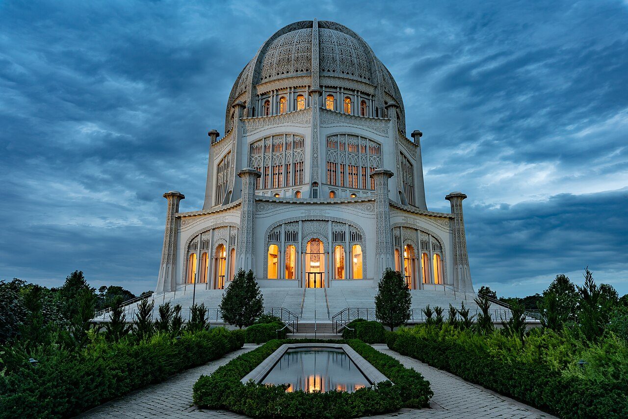 The Bahá'í House of Worship in Wilmette, Illinois, at dusk